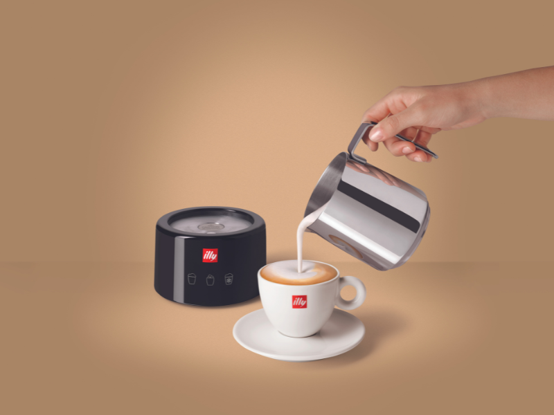 Illy piena putotājs kafijas pagatavošanai - latte, cappuccino