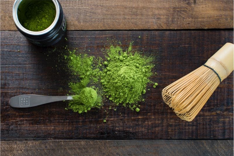 Matcha zaļās tējas pulveris un bambusa slotiņa