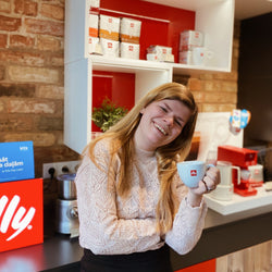 Es Mīlu Kafiju grāmatvedības administratore