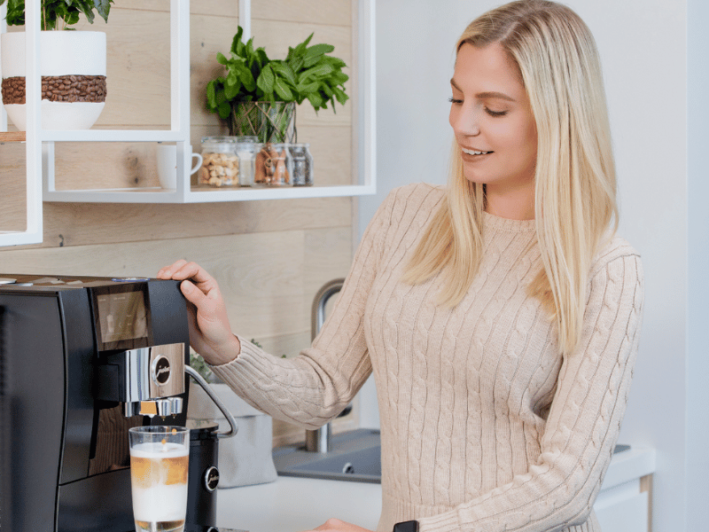 Nomāt vai pirkt kafijas automātu savam biznesam?